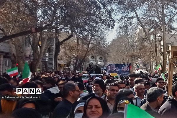 حضور پرشور مردم و دانش‌آموزان ناحیه یک خرم آباد در راهپیمایی 22بهمن