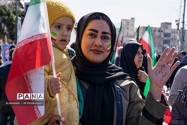 حضور پرشور مردم و دانش‌آموزان ناحیه یک خرم آباد در راهپیمایی 22بهمن