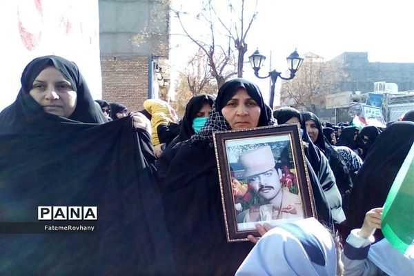 راهپیمایی ۲۲ بهمن دانش‌آموزان و سایر اقشار در خلیل اباد