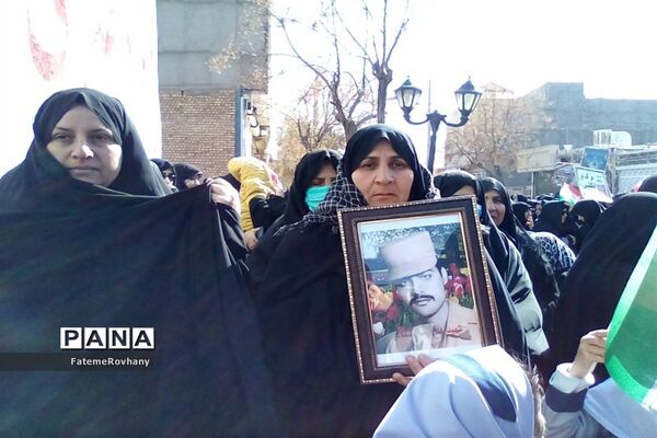 راهپیمایی ۲۲ بهمن دانش‌آموزان و سایر اقشار در خلیل اباد