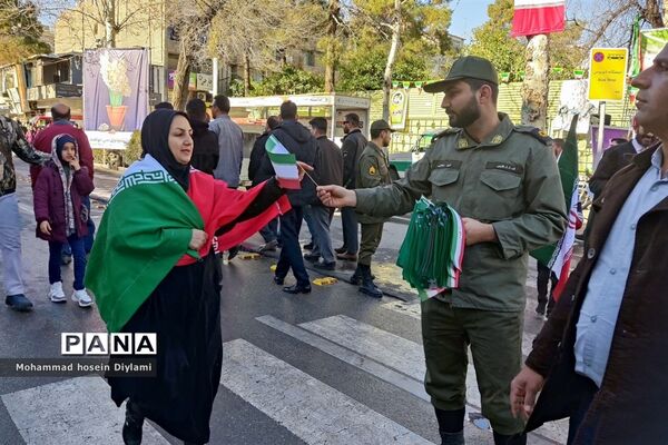 این همه لشکر آمده، به عشق رهبر آمده