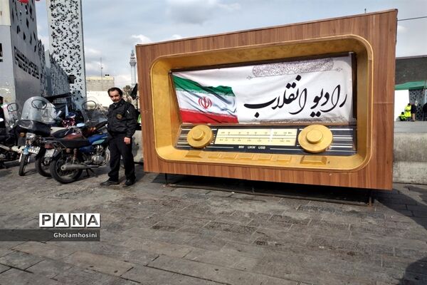 تا پای جان پای انقلاب ایستاده‌ایم