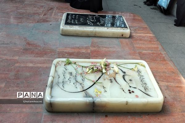 تا پای جان پای انقلاب ایستاده‌ایم