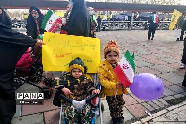تا پای جان پای انقلاب ایستاده‌ایم