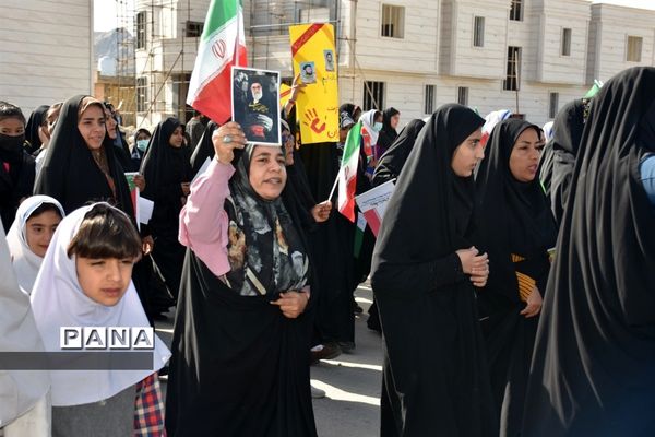 حضور پرشور دانش‌آموزان و مردم شهر گله‌دار در راهپیمایی 22 بهمن