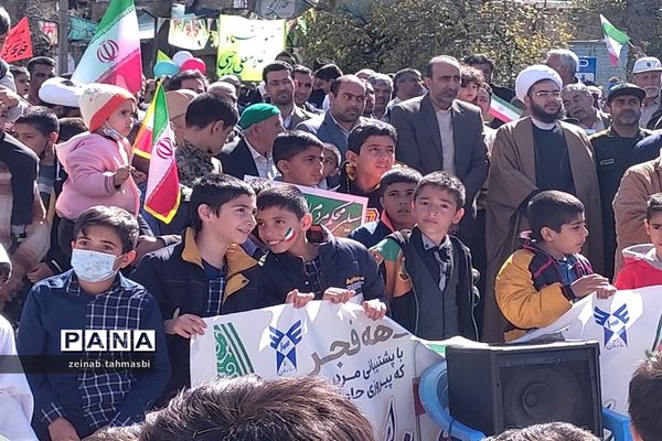حضور پرشور دانش‌آموزان و اقشار مردم شهرستان سروستان در راهپیمایی 22 بهمن ماه