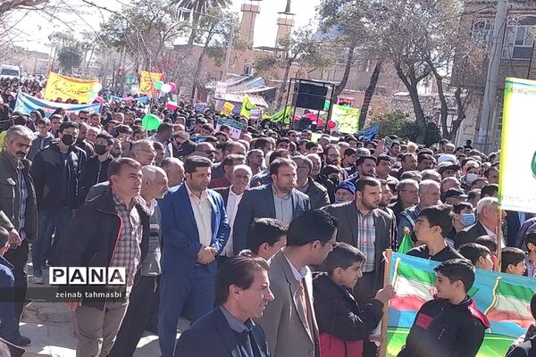 حضور پرشور دانش‌آموزان و اقشار مردم شهرستان سروستان در راهپیمایی 22 بهمن ماه