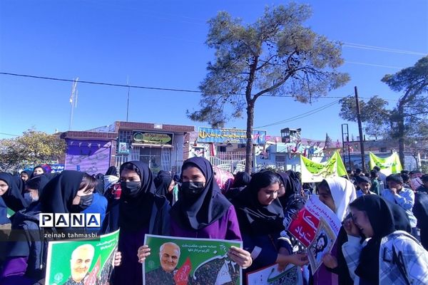 حضور پرشور دانش‌آموزان و اقشار مردم شهرستان سروستان در راهپیمایی 22 بهمن ماه