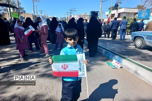 حضور پرشور دانش‌آموزان و اقشار مردم شهرستان سروستان در راهپیمایی 22 بهمن ماه