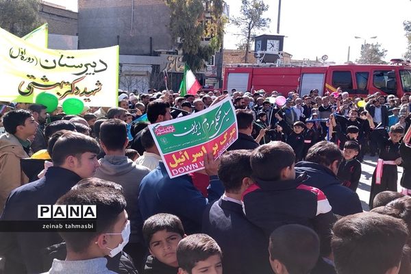 حضور پرشور دانش‌آموزان و اقشار مردم شهرستان سروستان در راهپیمایی 22 بهمن ماه