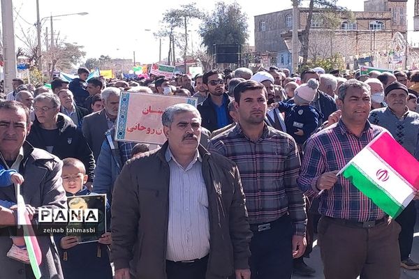 حضور پرشور دانش‌آموزان و اقشار مردم شهرستان سروستان در راهپیمایی 22 بهمن ماه
