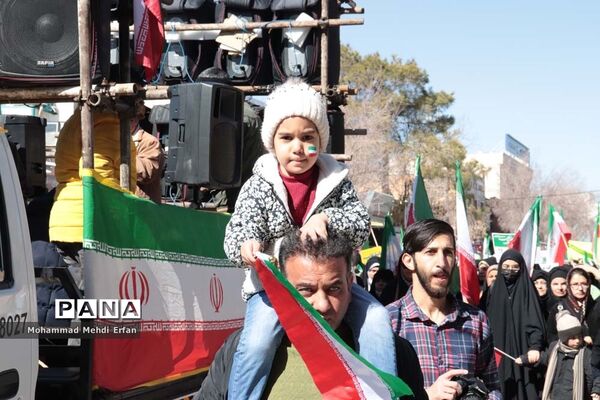 حضور دانش‌آموزان آباده  در مراسم  22 بهمن