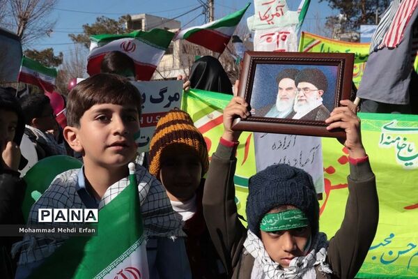 حضور دانش‌آموزان آباده  در مراسم  22 بهمن
