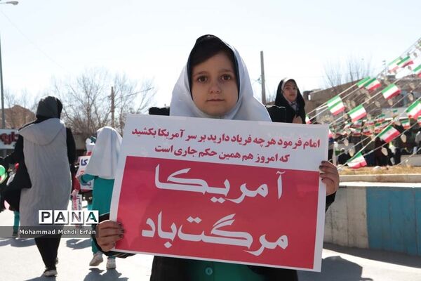 حضور دانش‌آموزان آباده  در مراسم  22 بهمن