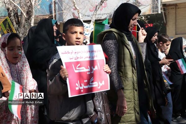 حضور دانش‌آموزان آباده  در مراسم  22 بهمن