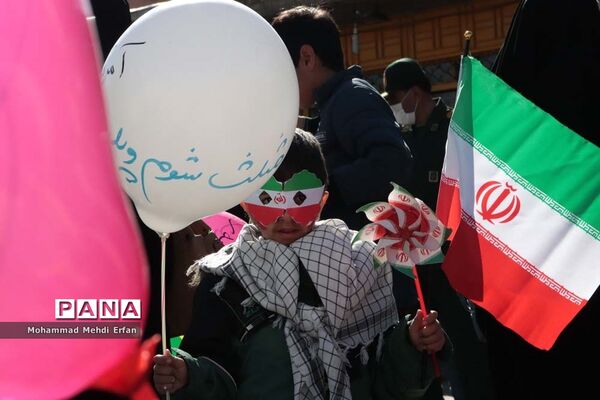 حضور دانش‌آموزان آباده  در مراسم  22 بهمن