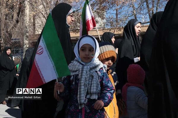 حضور دانش‌آموزان آباده  در مراسم  22 بهمن