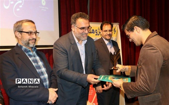 معلم پژوهنده اساس پرورش دانش‌آموزانی پژوهشگر و کنجکاو است