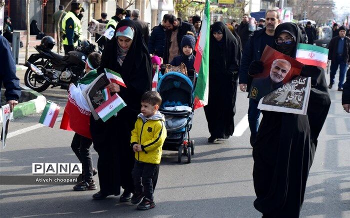 حضور پر شور دانش‌آموزان در میعادگاه راهپیمائی ۲۲ بهمن