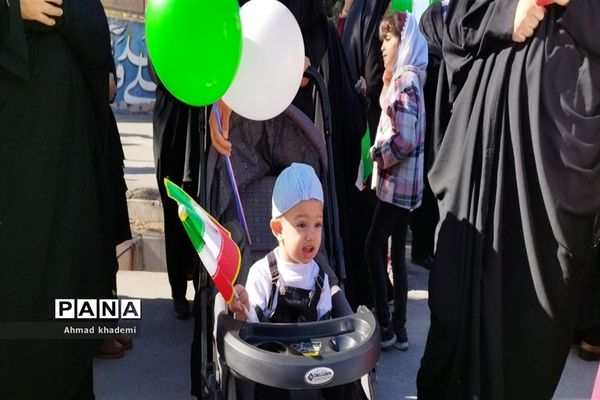 حضور کودکان و نوجوانان ارسنجانی در راهپیمایی ۲۲بهمن