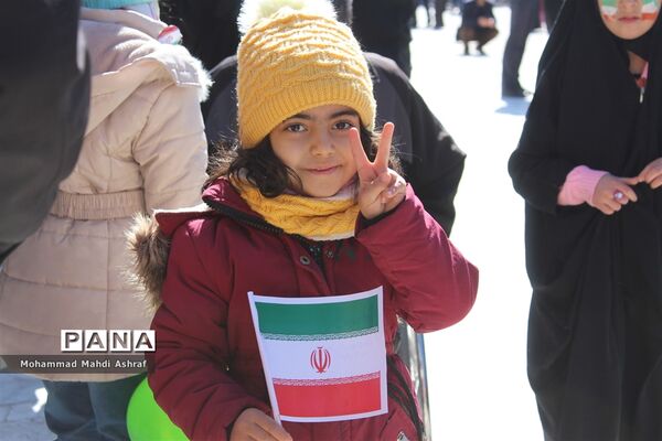 پیر و جوان همه حاضر در جشن انقلاب نایین