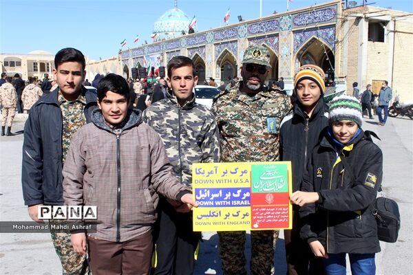 پیر و جوان همه حاضر در جشن انقلاب نایین