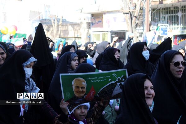 پیر و جوان همه حاضر در جشن انقلاب نایین