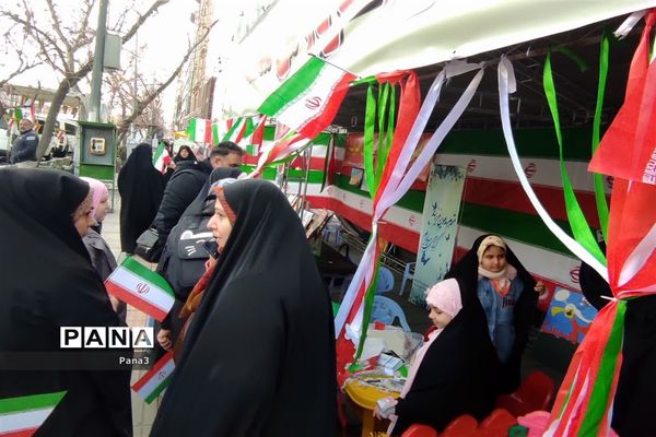 حضور مسئولان، فرهنگیان و دانش‌آموزان آموزش و پرورش منطقه ۳ در راهپیمایی ۲۲ بهمن۱۴۰۱