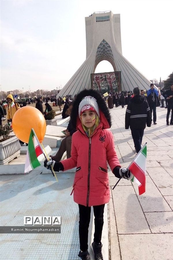 حضور چشم نواز فرزندان دهه نودی انقلاب در راهپیمایی 22 بهمن