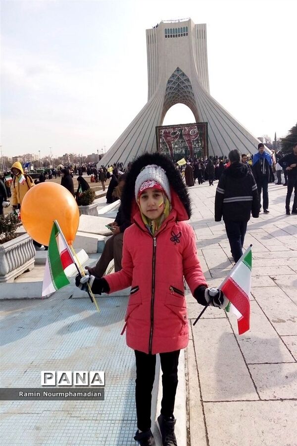 حضور چشم نواز فرزندان دهه نودی انقلاب در راهپیمایی 22 بهمن