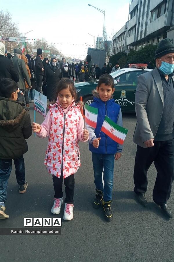 حضور چشم نواز فرزندان دهه نودی انقلاب در راهپیمایی 22 بهمن