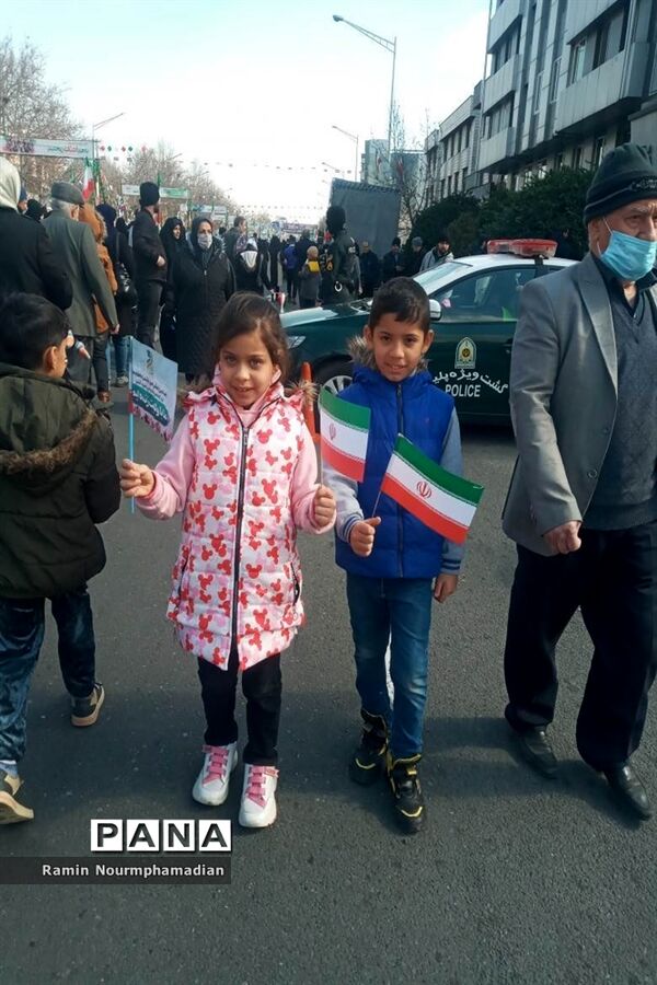 حضور چشم نواز فرزندان دهه نودی انقلاب در راهپیمایی 22 بهمن