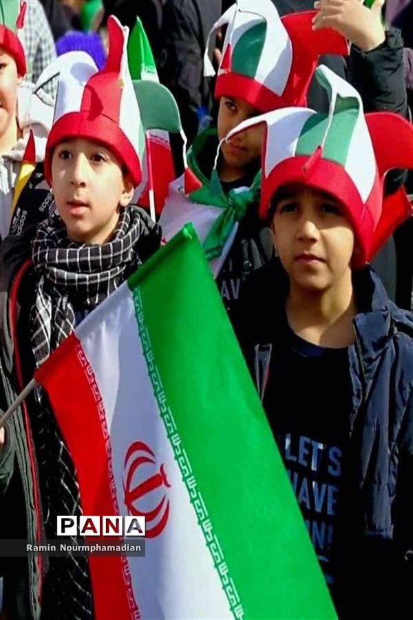 حضور چشم نواز فرزندان دهه نودی انقلاب در راهپیمایی 22 بهمن