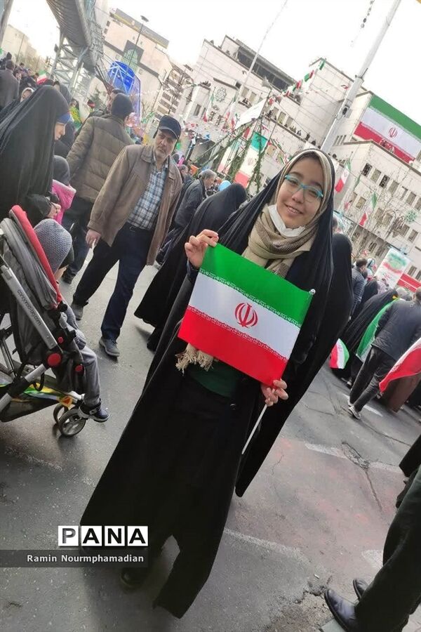 حضور چشم نواز فرزندان دهه نودی انقلاب در راهپیمایی 22 بهمن