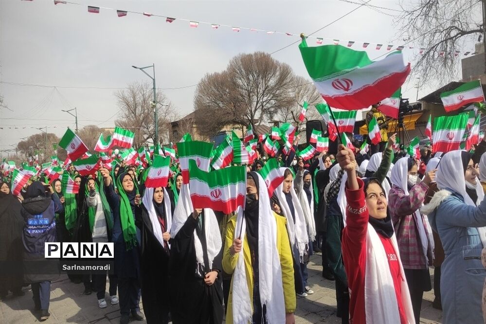 حضور دانش‌آموزان دبیرستان الوموتک درراهپیمای 22 بهمن