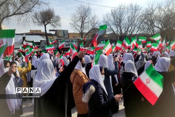 حضور دانش‌آموزان دبیرستان الوموتک درراهپیمای 22 بهمن