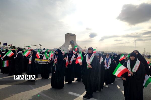 حضور پرشور دانش‌آموزان منطقه ۴ در راهپیمایی ۲۲ بهمن