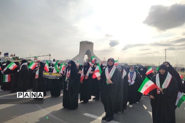 حضور پرشور دانش‌آموزان منطقه ۴ در راهپیمایی ۲۲ بهمن