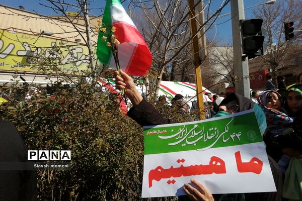 حضور کودکان شیرازی در راهپیمایی 22 بهمن