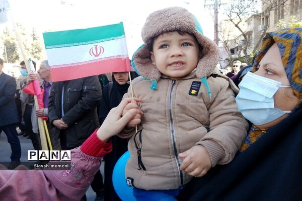 حضور کودکان شیرازی در راهپیمایی 22 بهمن