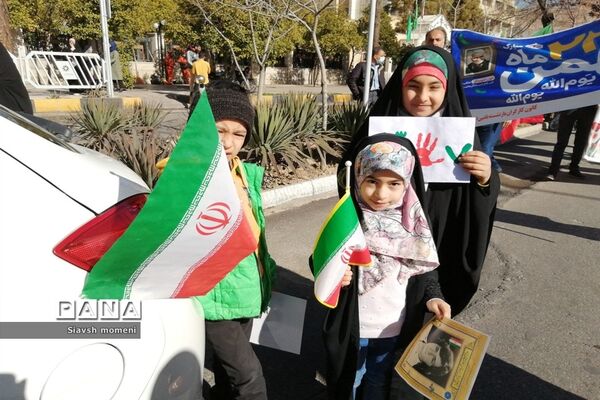 حضور کودکان شیرازی در راهپیمایی 22 بهمن