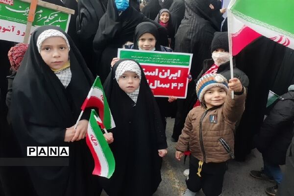 حضور پرشور دانش‌آموزان و فرهنگیان شهرستان طرقبه شاندیز در راهپیمایی ۲۲ بهمن ۱۴۰۱