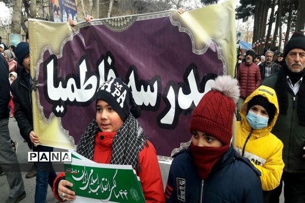 حضور پرشور دانش‌آموزان و فرهنگیان شهرستان طرقبه شاندیز در راهپیمایی ۲۲ بهمن ۱۴۰۱