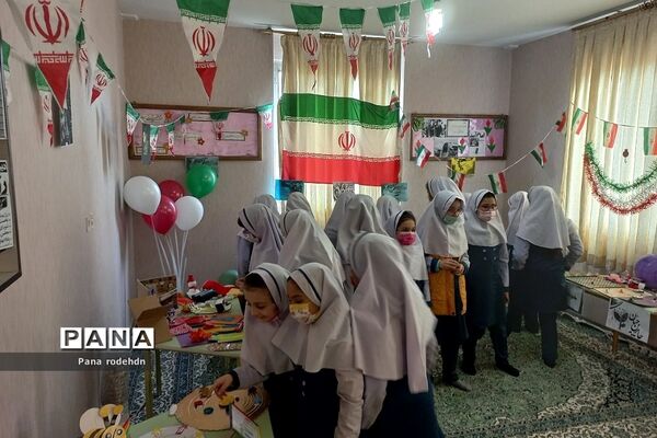 برگزاری نمایشگاه دست‌سازه‌های دانش‌آموزان در دبستان کوثر رودهن