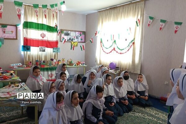 برگزاری نمایشگاه دست‌سازه‌های دانش‌آموزان در دبستان کوثر رودهن