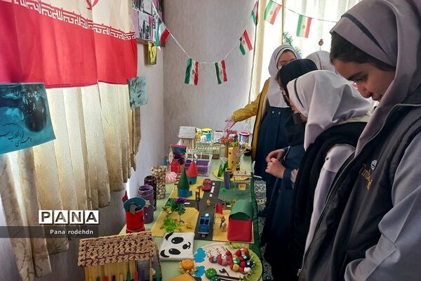 برگزاری نمایشگاه دست‌سازه‌های دانش‌آموزان در دبستان کوثر رودهن