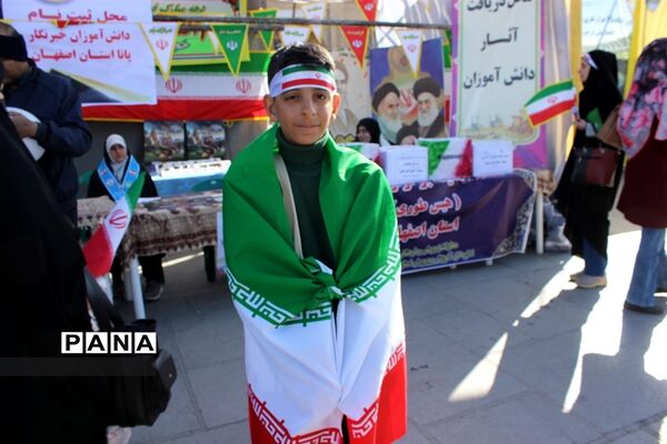 حضور گسترده مردم اصفهان در راهپیمایی ٢٢ بهمن