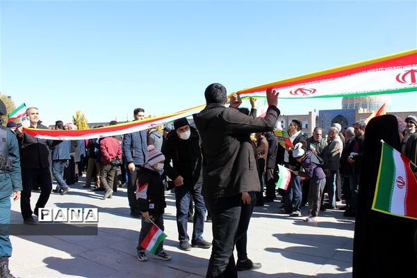 حضور گسترده مردم اصفهان در راهپیمایی ٢٢ بهمن