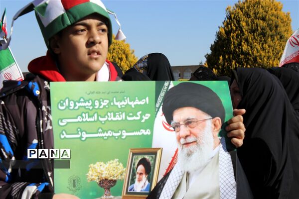 حضور گسترده مردم اصفهان در راهپیمایی ٢٢ بهمن
