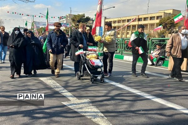 دانش‌آموزان منطقه ۱۰ در جشن ۴۴ سالگی انقلاب، جلوه‌ای ازاقتدارملت ایران را نشان دادند